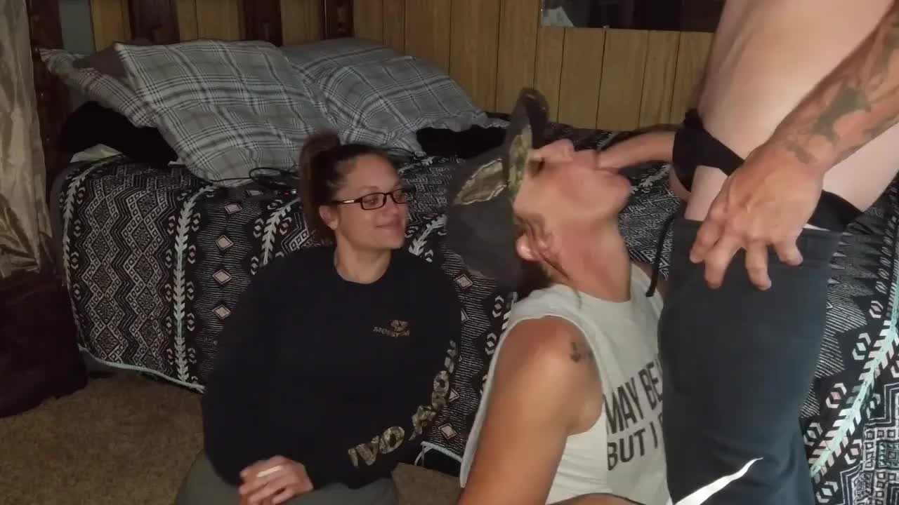 Min søsters beste venn suger kuk mens søsteren min så på - Videos - Big Ass Monster porn