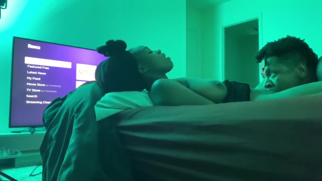 Ebony ludder har en orgasme mens ekskjæresten hennes slikket fitta - Videos - Big Ass Monster porn bilde