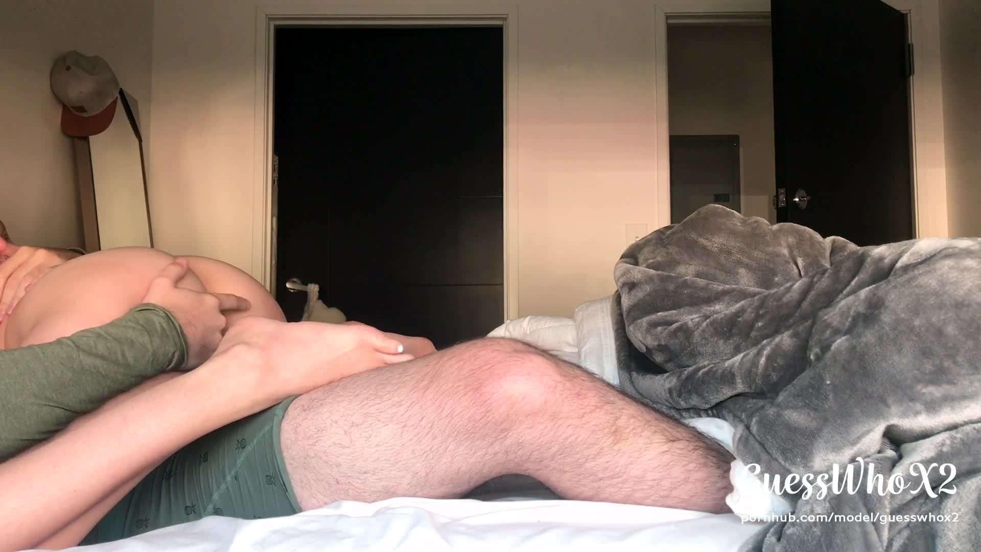 En varm och tjock tonåring väcker sin pojkvän genom att rida på morgonträet - Videos - Big Ass Monster porn bild Foto