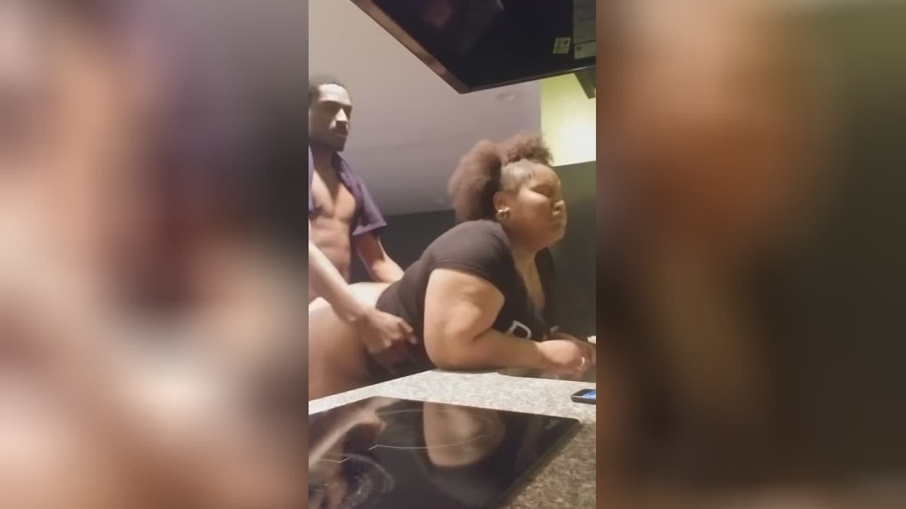 Amatør knulle på kjøkkenet med en stor svart kvinne - Videos - Big Ass Monster porn bilde