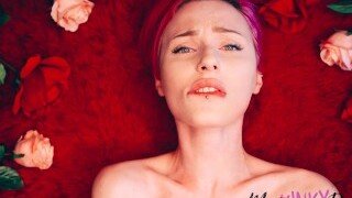 En MILF stønner, mens hun onanerer solo i en nærbillede pornovideo