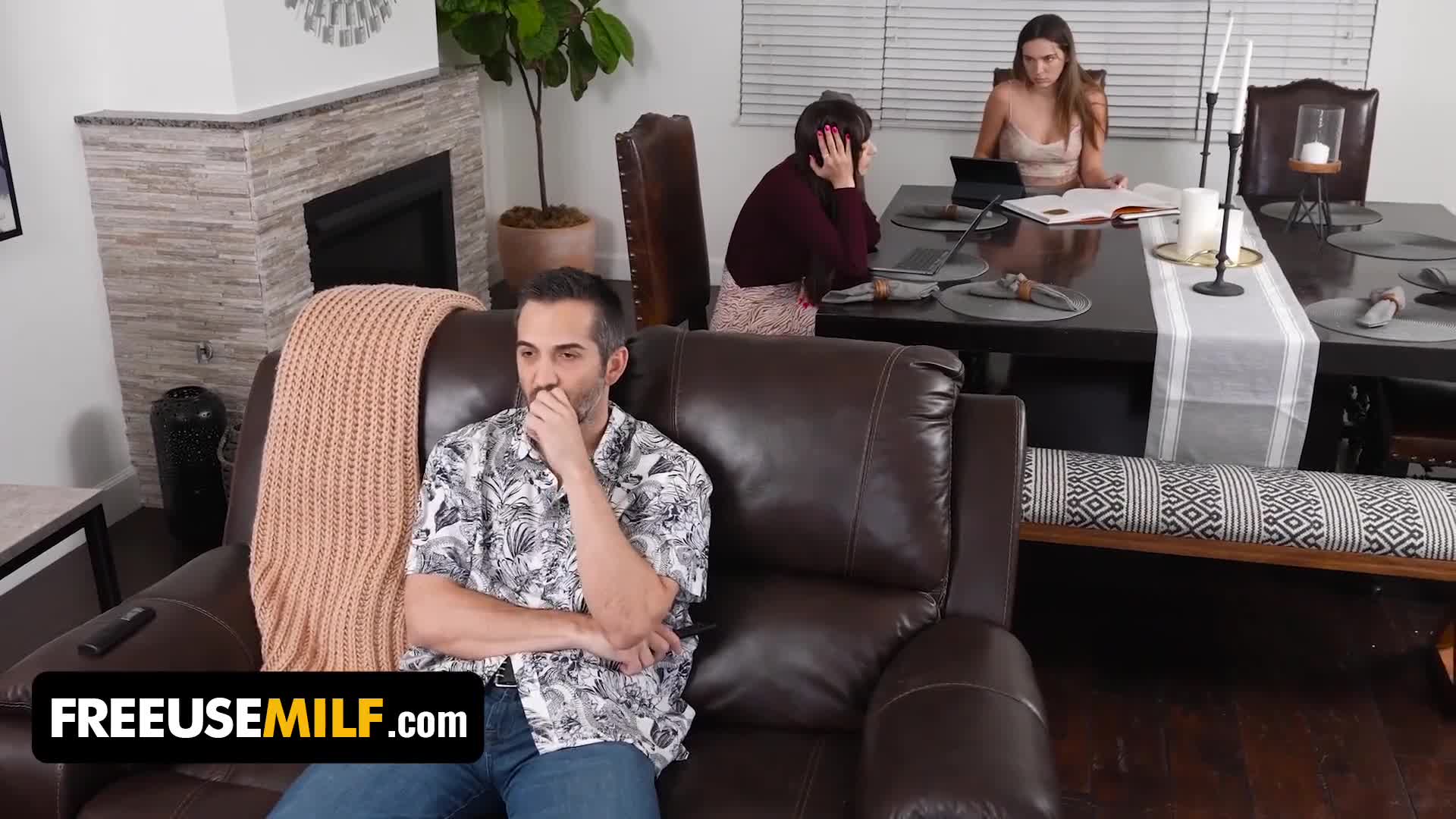 Min stedfar knepper mig og min stedmor, når han er liderlig - Videos - Big Ass Monster porn